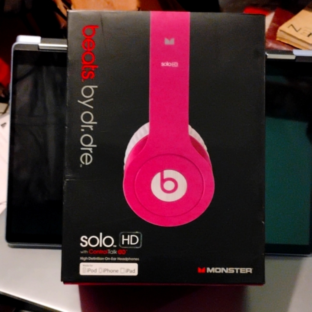 Official BEATS by dr.dre solo 2 HD optional wired or Bluetooth headphones